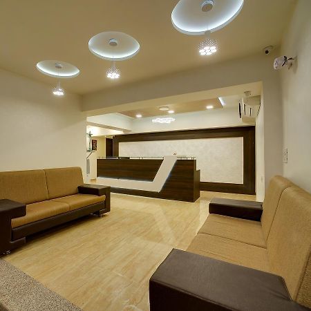 אחמדאבאד Rudra Royale Hotel מראה חיצוני תמונה