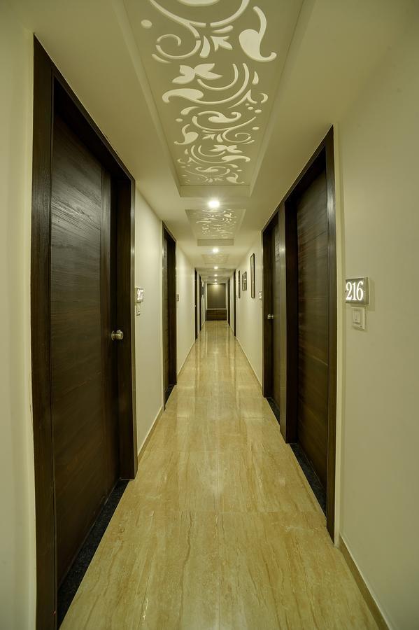 אחמדאבאד Rudra Royale Hotel מראה חיצוני תמונה