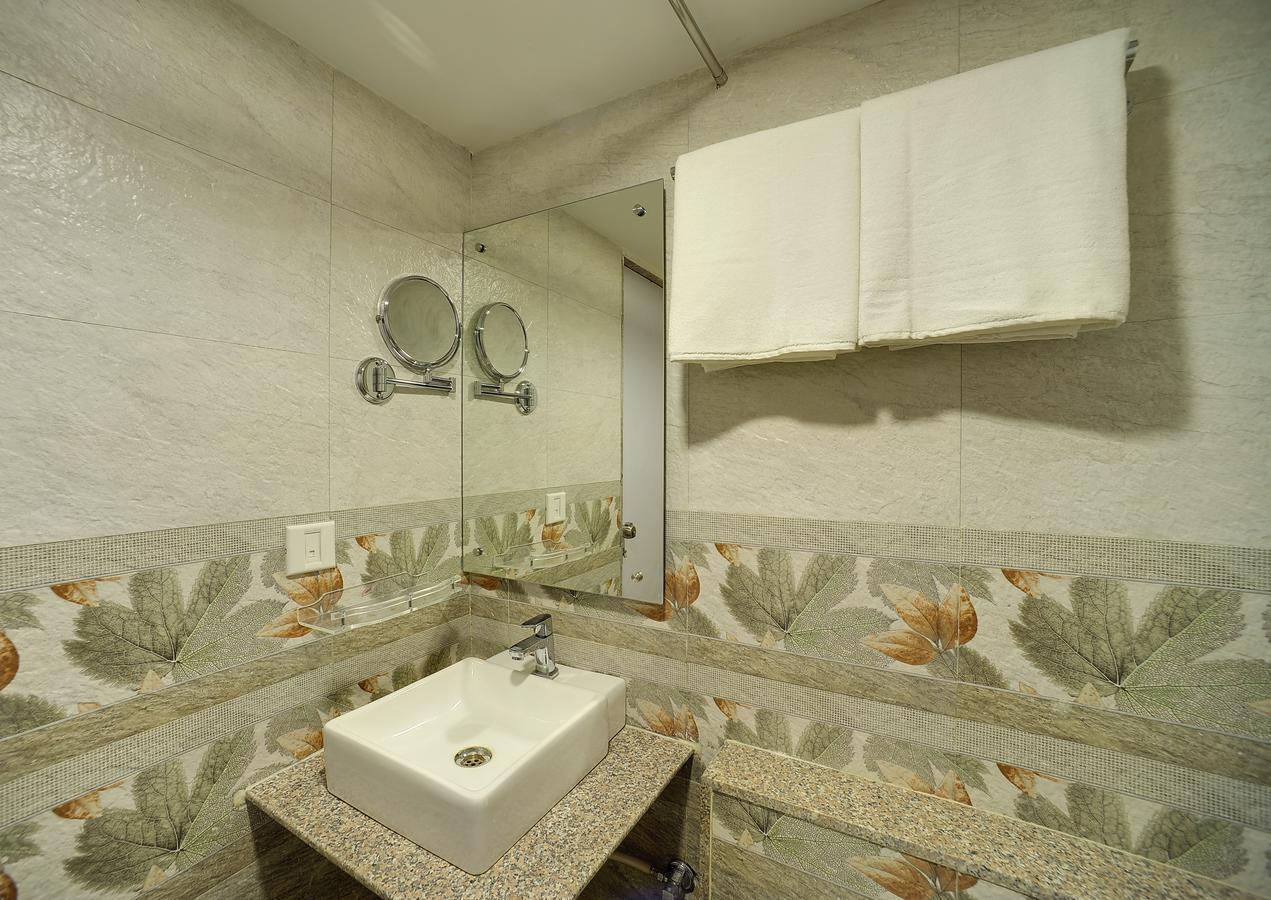 אחמדאבאד Rudra Royale Hotel מראה חיצוני תמונה