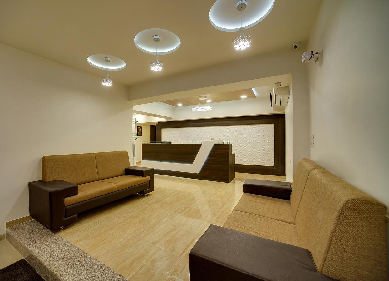 אחמדאבאד Rudra Royale Hotel מראה חיצוני תמונה