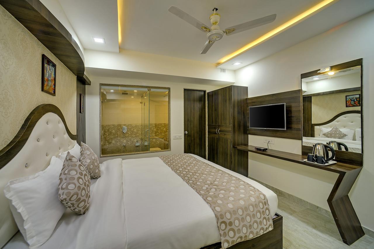 אחמדאבאד Rudra Royale Hotel מראה חיצוני תמונה