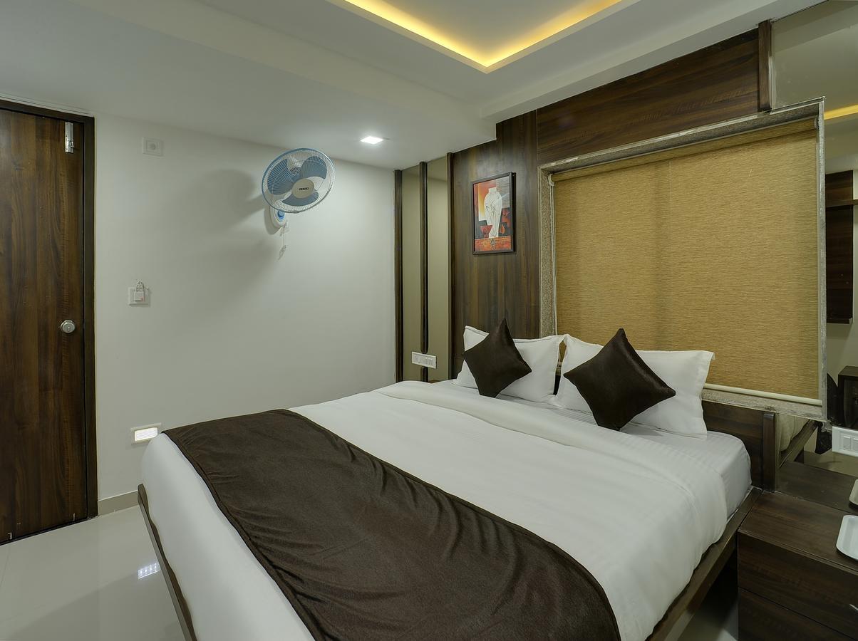 אחמדאבאד Rudra Royale Hotel מראה חיצוני תמונה